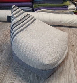 Upz23b) EINZELSTÜCK (Bild 1): Upcycling Zipfel Meditationskissen mit Streifenmuster - Creme - Grau. Mit prakt. Trageschlaufe in Grau.