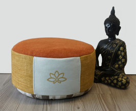 DL013c) Einzelstück: Meditationskissen in Orange - Goldgelb - Creme. Mit Stickerei in Gold (Lotusblüte: Verbindung zum Göttlichen, Harmonie, Mitgefühl)