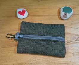 Schlue003) Schlüta Schlüsseltasche aus recycelten Möbelstoffen in Olive