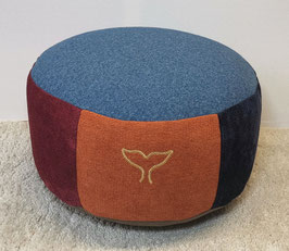 Upr04) Einzelstück: Meditationskissen in Blautönen - Weinrot - Terracotta. Mit Stickerei in Gold: Walflosse