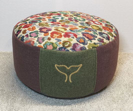 Upr37) Einzelstück: Meditationskissen mit Blumenmuster - Aubergine - Grün. Mit Stickerei in Gold: Walflosse