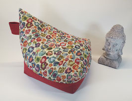 24) EINZELSTÜCK (Bild 1): Upcycling Zipfel Meditationskissen mit Blumenmuster - Rot. Mit prakt. Trageschlaufe.