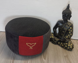 ES003e) Einzelstück Essence: Meditationskissen mit Schwarz - Anthrazit - Rot.  Mit Stickerei in Gold (Walflosse: Schutz, Stärke & Weisheit)