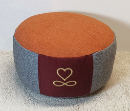 Upr19) Einzelstück: Upcyling Meditationskissen in Terracotta - Grau - Weinrot. Mit Stickerei in Gold: Unendliche Liebe