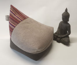 16) EINZELSTÜCK (Bild 1): Upcycling Zipfel Meditationskissen mit Streifenmuster - Grautönen. Mit prak. Trageschlaufe.