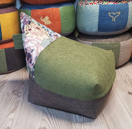 2d) EINZELSTÜCK (Bild 1): Upcycling Zipfel Meditationskissen mit Blumenmuster - Grün - Brau. Mit prakt. Trageschlaufe.