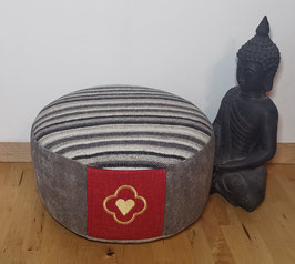 Einzelstück: Upcycling Meditationskissen mit Streifenmuster - Grau - Rot "Dankbarkeit & Liebe"