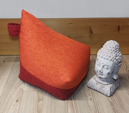 23) EINZELSTÜCK (Bild 1): Zipfel Meditationskissen aus exklusiven Möbelstoffen in Orange - Rot. Mit prakt. Trageschlaufe.