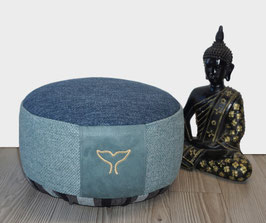 DL012b) Einzelstück: Meditationskissen in Blautönen.  Mit Stickerei in Gold (Walflosse: Schutz, Stärke & Weisheit)