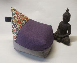 14) EINZELSTÜCK (Bild 1): Upcycling Zipfel Meditationskissen mit Blumenmuster - Lila - Grau. Mit prak. Trageschlaufe.