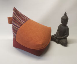 17) EINZELSTÜCK (Bild 1): Upcycling Zipfel Meditationskissen mit Streifenmuster - Rottönen. Mit prak. Trageschlaufe.