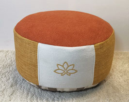 Upr22) Einzelstück: Upcycling Meditationskissen Terracotta - Goldgelb - Cremeweiss  (Kordelboden: Streifenmuster in Braun-Beigetönen ...) Mit Stickerei in Gold: Lotusblüte