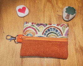 Schlue011) Schlüta Schlüsseltasche aus Upcycling Möbelstoffen mit Regenbogenmuster - Terracotta