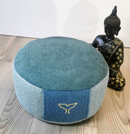 ES010b) Einzelstück Essence: Meditationskissen in Petrol - Blautönen. Mit Stickerei in Gold (Walflosse: Schutz, Stärke & Weisheit)