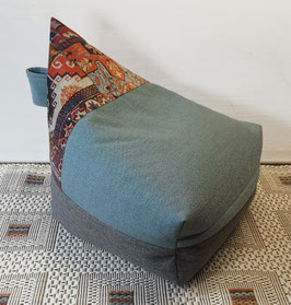 ZP012) Zipfel Einzelstück (Bild 1): Meditationskissen mit Kelimmuster - Blaugrau - Grau. Mit prakt. Trageschlaufe in Blaugrau.