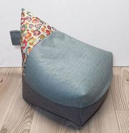 4b) EINZELSTÜCK (Bild 1): Upcycling Zipfel Meditationskissen mit Blumenmuster - Blau - Grau. Mit prakt. Trageschlaufe.