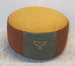 Upr41) Einzelstück: Meditationskissen in Grün - Goldgelb - Braun. Mit Stickerei in Gold: Walflosse