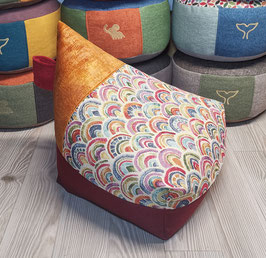 4c) EINZELSTÜCK (Bild 1): Upcycling Zipfel Meditationskissen Goldgelb - Regenbogenmuster - Rot. Mit prakt. Trageschlaufe.