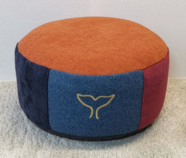 Upr03) Einzelstück: Meditationskissen in Terracotta - Blautönen - Weinrot. Mit Stickerei in Gold: Walflosse