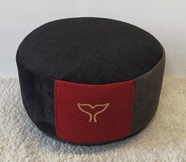 Upr45) Einzelstück: Meditationskissen in Anthrazit - Schwarz - Rot. Stickerei in Gold: Walflosse