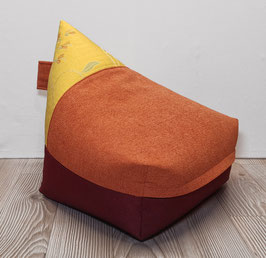 2) EINZELSTÜCK (Bild 1): Upcycling Zipfel Meditationskissen Karamell mit floralen Muster - Terracotta - Dunkelrot. Mit prakt. Trageschlaufe.