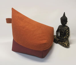 5) EINZELSTÜCK (Bild 1): Upcycling Zipfel Meditationskissen in Terracotta - Dunkelrot. Mit prakt. Trageschlaufe.