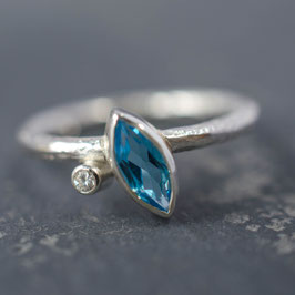 Lila. Bague argent Topaze bleu et diamant.