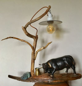 Lampe sur poutre pin d'arve, vache en résine (reine valaisanne), lampe métal émailé