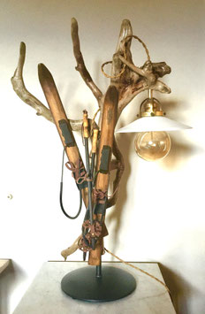 Vendu / Verkauft. Lampe sur pied en métal, ski en bois, protection lampe ancienne en métal