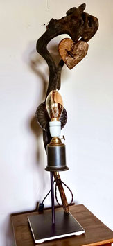 Lampe avec coeur en bois et un vielle lampe de pétrole électrifiée