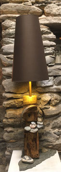 Verkauft / vendu: Lampe sur une ardoise, poutre d'un chalet du 16ème, anneau en métal, pierres de montagnes