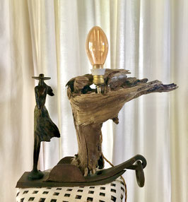 Vendu / verkauft: Lampe sur un ancien coureur de luge en métal, bois flotté, figurine de femme en résine