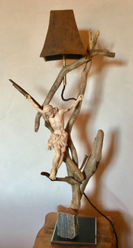 Lampe sur pied en métal, un bois flotté et Christ en bois (Tyrol du Sud)