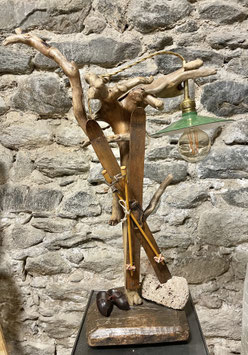 Lampe sur pied en bois, ski et bâtons de skis en bois, vieux abat jour assiette métal (couleur verte), deux sabots en bois sculpté