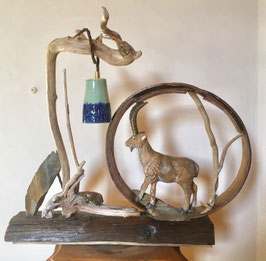 Vendu / verkauft: Lampe sur poutre, cerceau à fromage, bélier en bois, abat jour céramique (une tasse à thé)