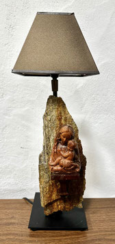 Lampe sur un pied en métal avec une vierge et enfant en bois sculptée