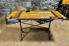 Vendu / verkauft: vielle porte transformée en table avec pied en métal
