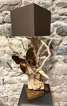 Lampe sur pied en bois (poûtre du 17ème siècle),  bois flotté, papillon en bronze (île de Santorin)