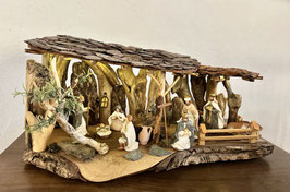 Crêche de Noël avec 2 toits (couvert avec des pièces et avec des lamelles de pommes de pin / lumière indirecte / figurines en porcelaines 13 cm
