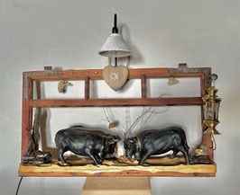 Vendu / verkauft: Vielle Fenêtre avec deux vaches d'Hérens - la final "reine des reines" illuminé avec la passion des éleveurs (abat jour en porcelaine, petite lanterne en bronze)
