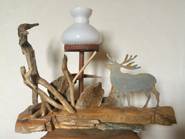 Vendu / verkauft. Lampe sur poutre pin d'arve, cerf en métal, abat jour ancien en verre sur un support métalic