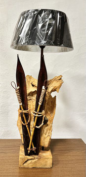 Lampe sur pied en métal avec un bois flotté et deux skis avec deux bâtons en bois