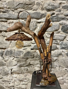 Vendu / verkauft: Lampe sur pied en métal, ski 60 cm, abat jour, bois tressé comme abat jour