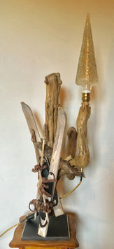 Vendu / Verkauft: Lampe sur pied en métal, ampoule pyramide, skis en bois