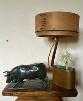 Vendu / Verkauft: Lampe sur poutre pin d'arve, vache en métal (reine valaisanne), cerceau de fromage ancien en bois