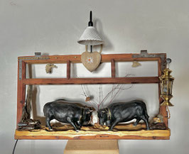 Vendu / verkauft: Vielle Fenêtre avec deux vaches d'Hérens - la final "reine des reines" illuminé avec la passion des éleveurs (abat jour en porcelaine, petite lanterne en bronze)
