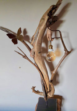 Lampe sur pied en métal, main en bois tenait l'ampoule, papillon en métal (de l'ìle de Santorin)