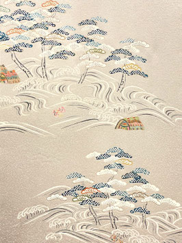 附下綸子薄藤色波に松