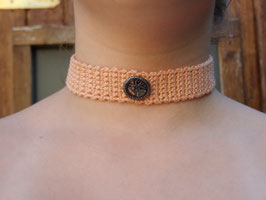 gehäkeltes Kropfband/Trachtenschmuck in zartem apricot