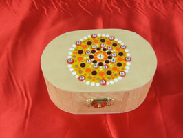 Ovale Holzbox mit Klappscharnier und buntem Mandala